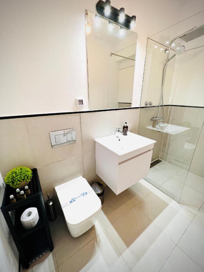 Exquisite - Two Bedroom Apartment Bukarest Kültér fotó